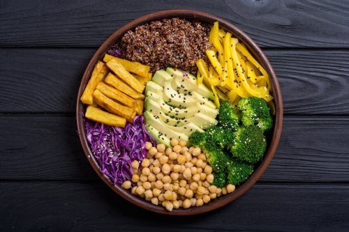 Beneficii și riscuri în dieta raw vegană legată de alimente