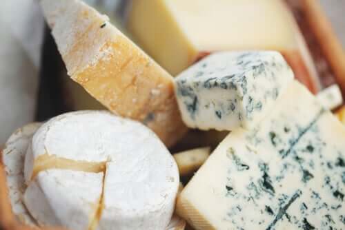 Cum se taie brânza nobilă cu mucegai