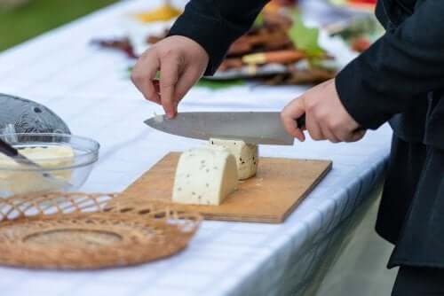 Cum se taie brânza în funcție de tipul său