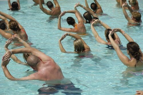 Oameni care fac exerciții în piscină