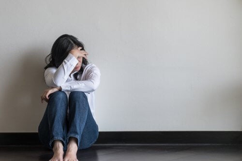 Fată care nu cunoaște modalități de a face față anxietății