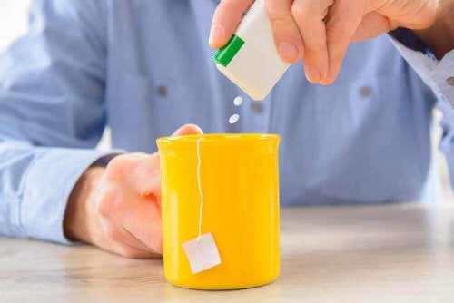 Persoană care folosește îndulcitori artificiali contra obezității