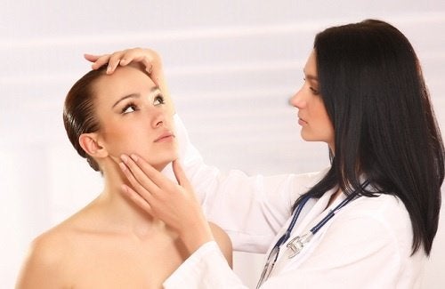 Medic care discută despre tratamente pentru candidoza cutanată
