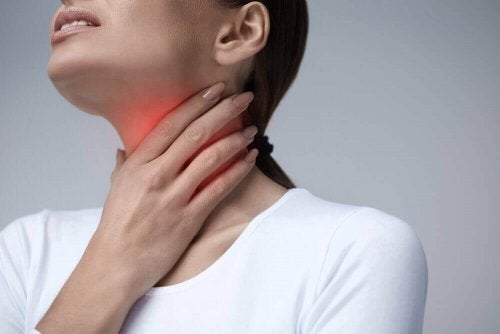 Femeie care experimentează dificultățile de înghițire