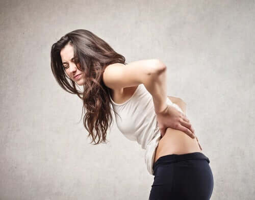 Femeie care are dureri de spate