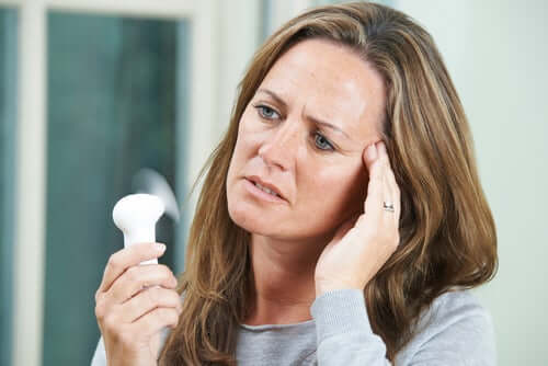Femeie ce urmează un tratament pentru bufeurile la menopauză