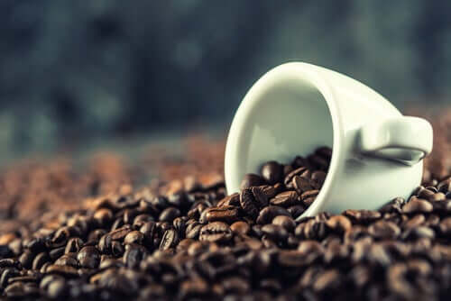 Boabe de cafea în ceașcă