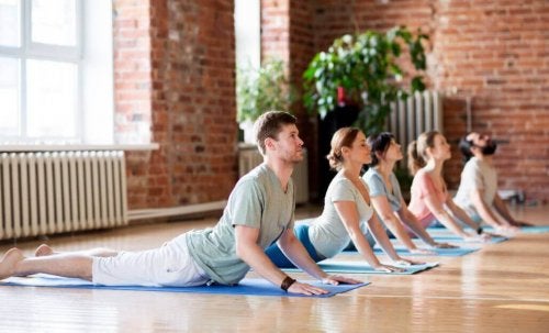 Oameni care practică yoga