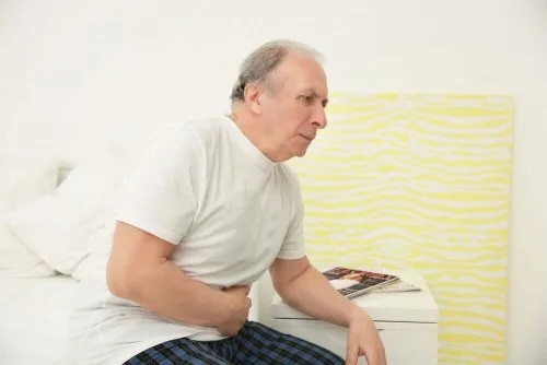 Bărbat care are dureri de prostată