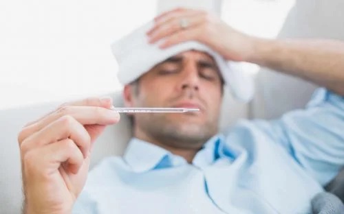 Bărbat care caută informații despre gripă