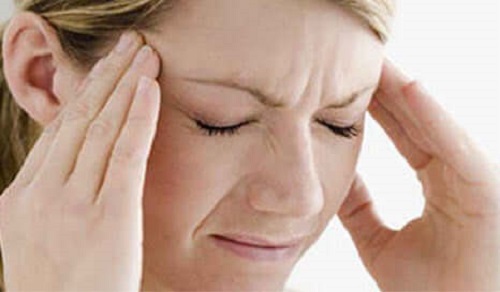 Femeie care are o durere de cap