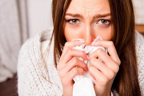 Femeie bolnavă de gripă