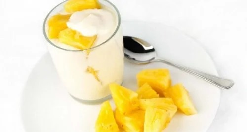 Iaurt cu bucăți de ananas