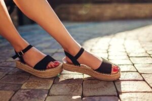 3 modalități de a scăpa de mirosul urât din sandale