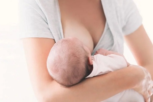 Mamă care știe că poți alăpta dacă ai coronavirus