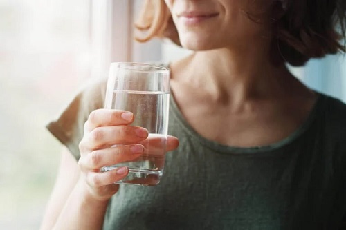 Femeie care știe mituri despre alimente care te apără de coronavirus