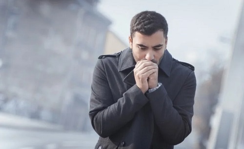 Bărbat aflat în medii care favorizează transmiterea coronavirusului