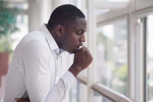 Bărbat care tușește