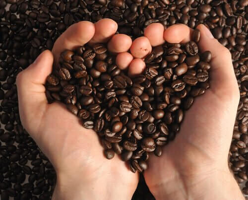 Cafea pentru a prepara exfoliante naturale care elimină punctele negre