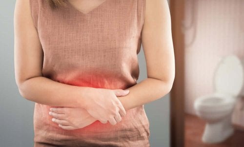 Femeie experimentând durere abdominală