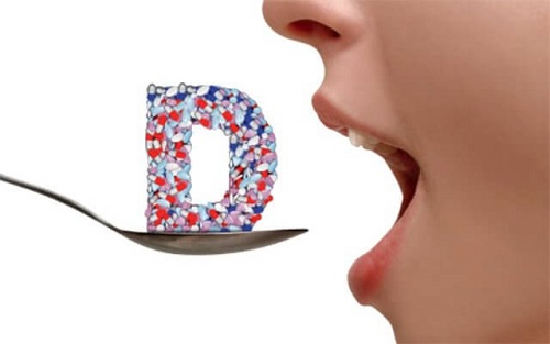 Femeie luând suplimente cu vitamine