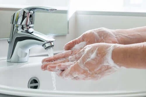 Măsuri preventive împotriva COVID-19 precum spălatul pe mâini