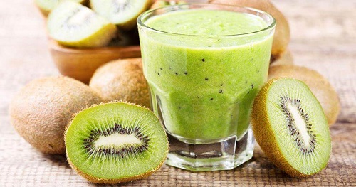Pahar cu suc de kiwi proaspăt
