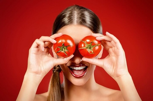 Femeie folosind roșii ca exfoliante naturale care elimină punctele negre