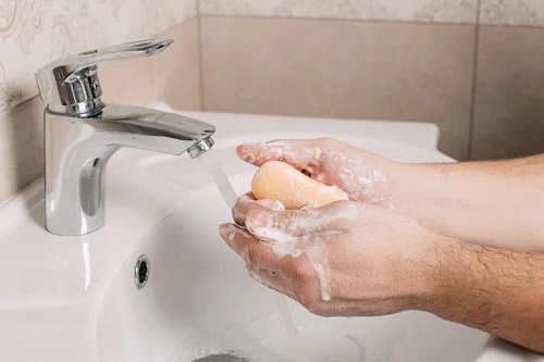 Spălatul pe mâini previne contaminarea cu coronavirus