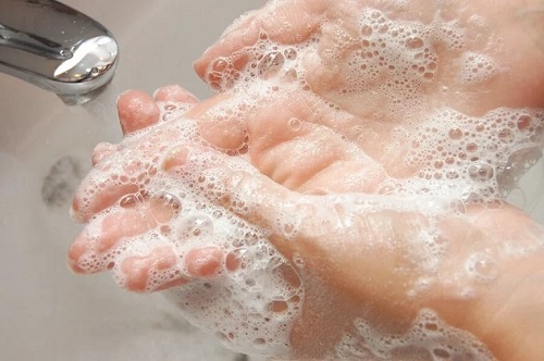 Spălatul pe mâini cu apă și săpun