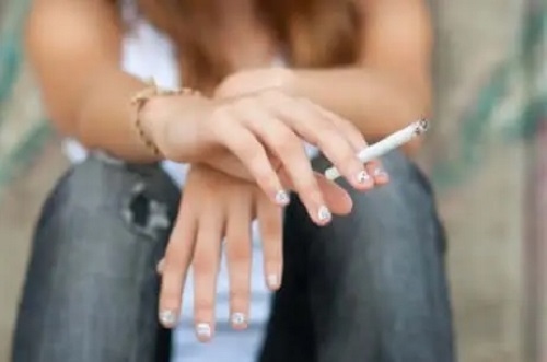 Adolescentă care fumează