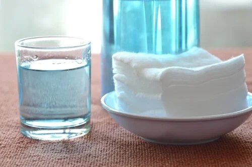 Cu apă oxigenată cureți rapid tăvile de cuptor