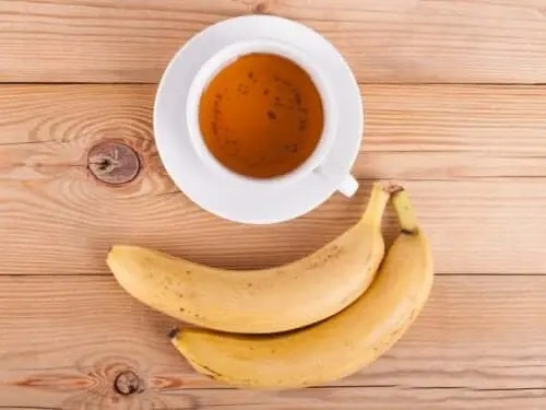 Banană lângă o cană de ceai