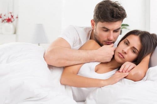 Bărbat discutând cu iubita sa în pat
