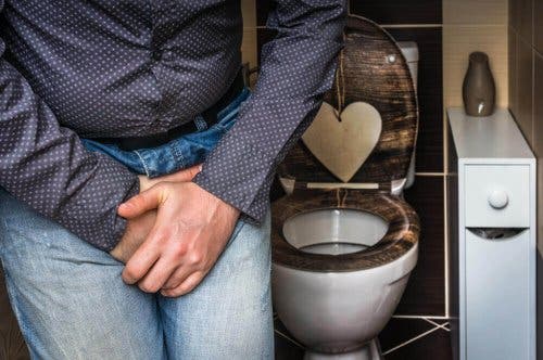 Bărbat care are nevoie să meargă la toaletă