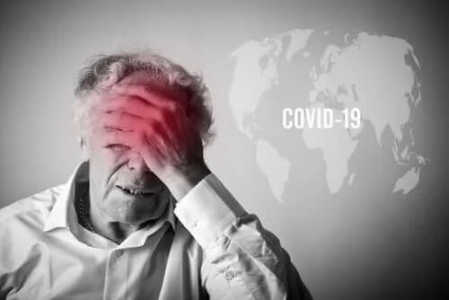 Bătrân care suferă de ipohondrie provocată de coronavirus