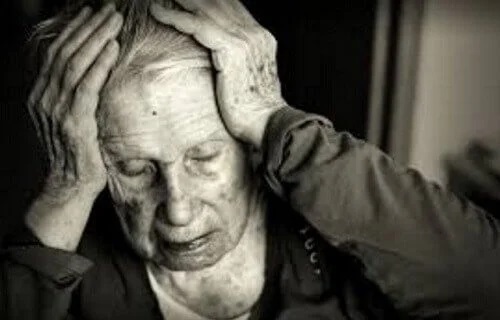 Bătrână cu probleme de memorie