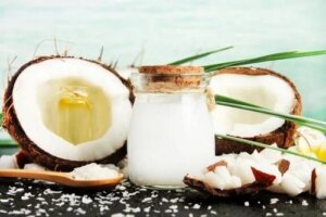 Utilizări și beneficii ale oțetului de cocos