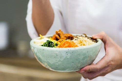 Cum se prepară bibimbap, un preparat coreean clasic