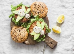 Burgeri din file de ton: rețete delicioase