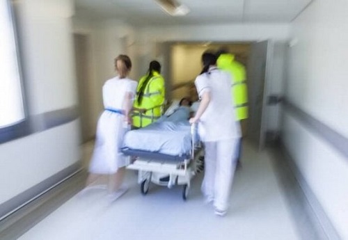 Cadre medicale explicând ce sunt injecțiile intracardiace unui pacient