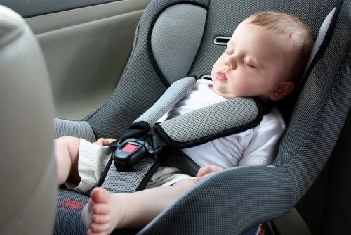 Cum călătorești pe distanțe lungi cu un bebeluș în scaunul auto