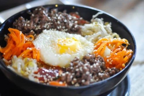 Castron cu bibimbap proaspăt preparat