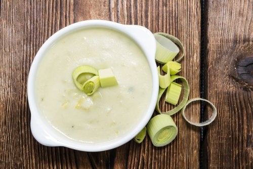 Castron cu supă cremă de legume cu praz