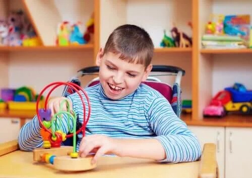 Cum să ajuți copiii cu autism în timpul carantinei prin joc