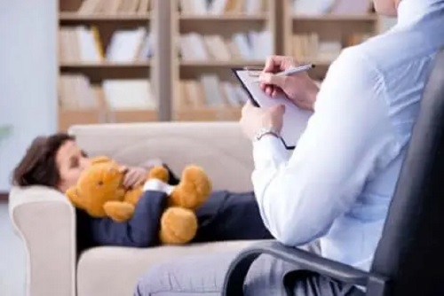 Copil cu ADHD la terapie osihologică