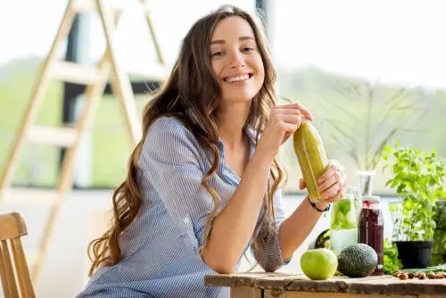 Femeie care respectă dieta în sindromul de colon iritabil