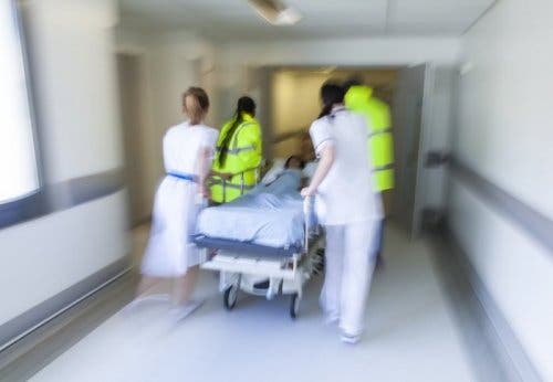 Echipă medicală transportând un pacient cu targa