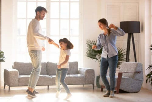 Familie care dansează în timpul carantinei