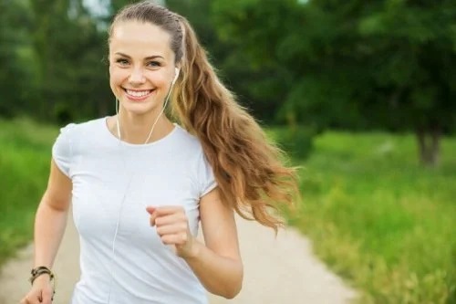 Femeie care aleargă în parc